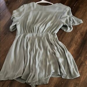 ILIA Green Relaxed Pleated Short Sleeve Blouse